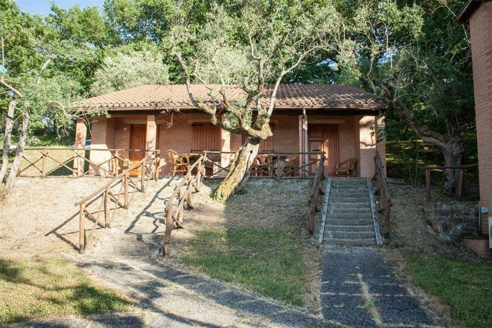 Cerquestra Camping Village Monte del Lago Exterior foto