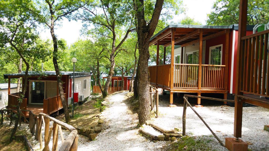 Cerquestra Camping Village Monte del Lago Exterior foto