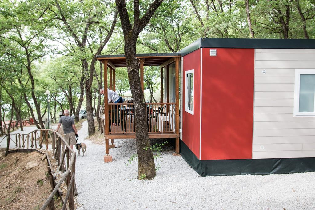 Cerquestra Camping Village Monte del Lago Exterior foto
