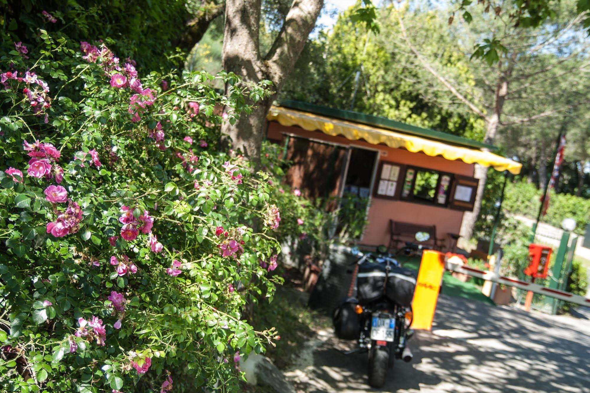 Cerquestra Camping Village Monte del Lago Exterior foto