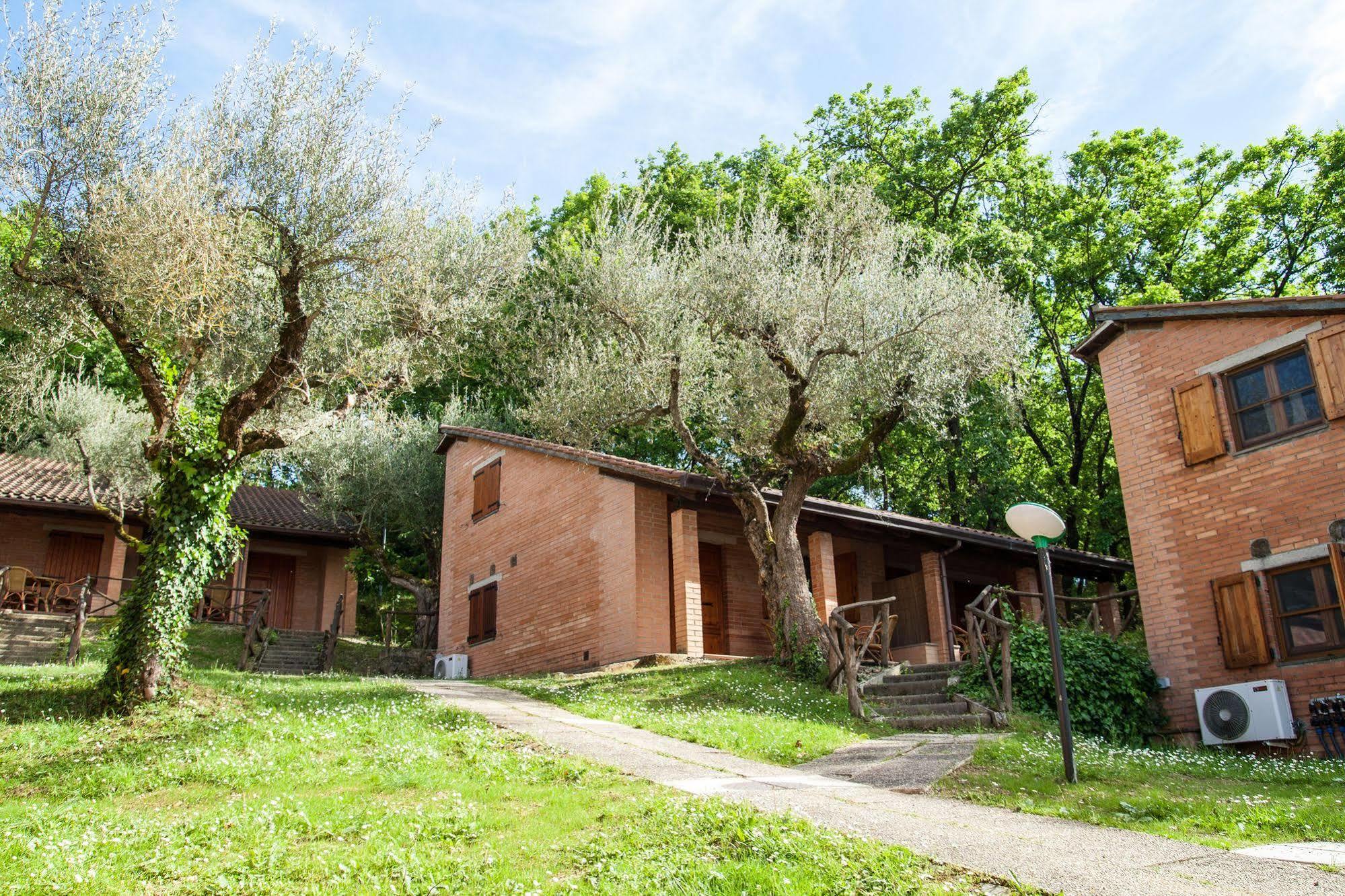 Cerquestra Camping Village Monte del Lago Exterior foto