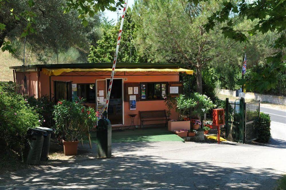 Cerquestra Camping Village Monte del Lago Exterior foto